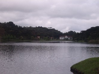 Foto do Lago S�o Bernardo � noite com o Hotel Cavalinho Branco ao Fundo