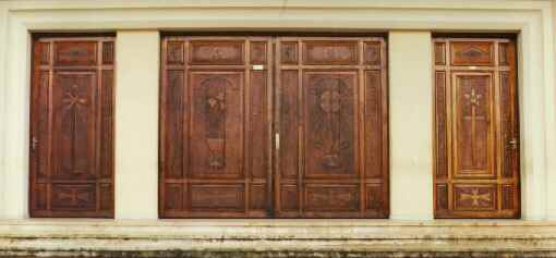 Foto das Portas da Igreja (Esculpidas � m�o) - Clique no Link para ver mais fotos